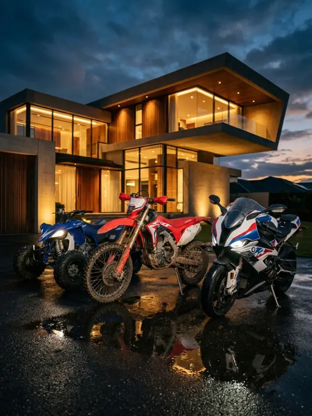 Showroom de motocicletas nuevas en Costa Rica: Yamaha YFZ 450 ATV, Honda CRF 450 Enduro y BMW S1000RR Superbike frente a villa de lujo contemporánea